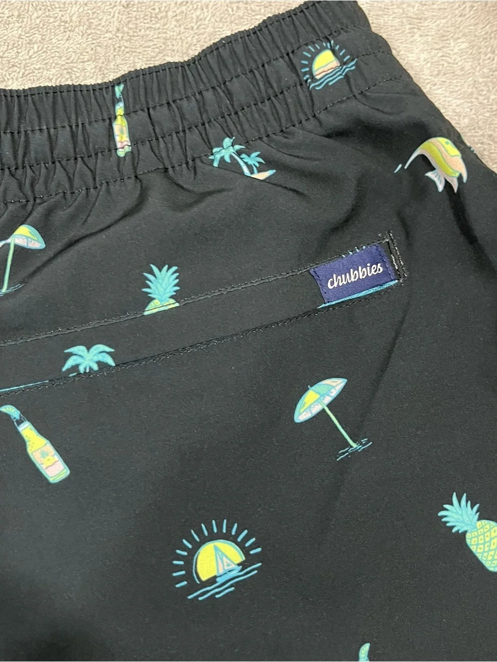 Chubbies Mens XL Swim Trunks Black Pineapple Print 5.5